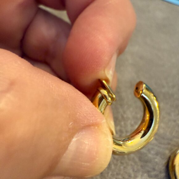 Gold-tone hoop earrings NON-PIERCED -- CLIP ON -- NWOT -- 3/4 inch diameter - Picture 3 of 5